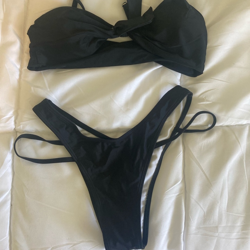 Strappy black bikini 😎